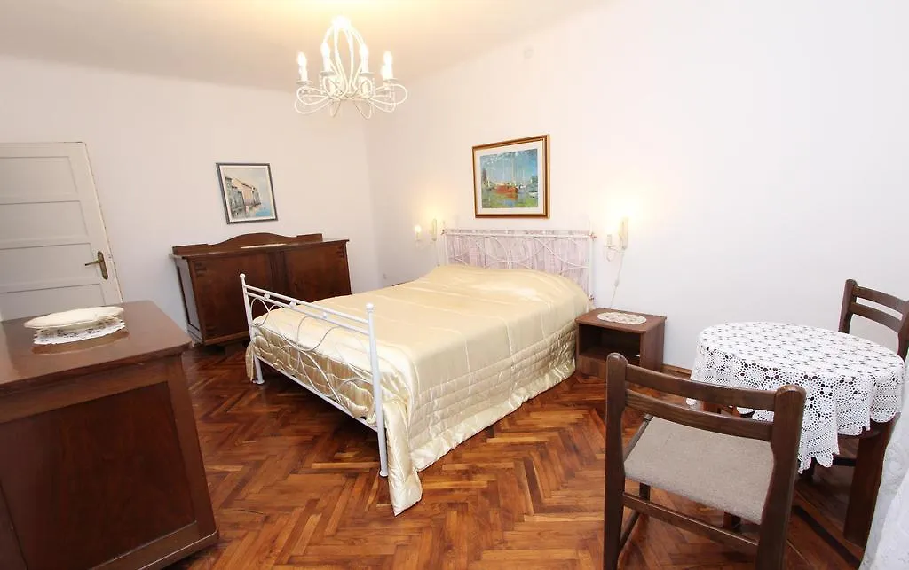Guest House Aurora Ρόβινι